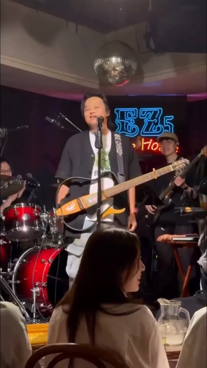 赖铭伟在EZ5表演,一曲《没出息》回响热烈。翻摄赖铭伟脸书