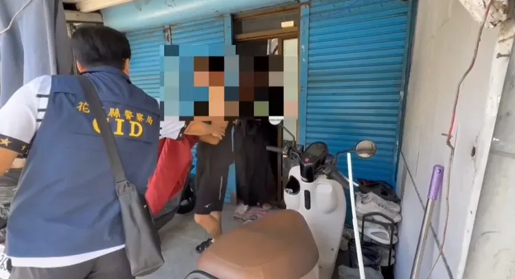 警方在死者玉里租屋處蒐證。警方提供