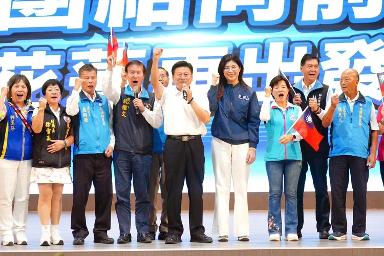 郑丽文赴花莲吉安国小参加「中国国民党花莲团结向前活动」,国民党团总召傅崐萁陪同出席。翻摄自傅崐萁脸书