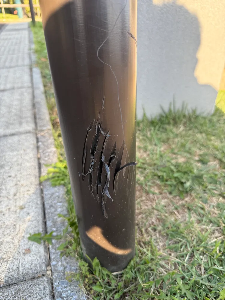 柱子背面也被破壞。翻攝自X @akarisan1212