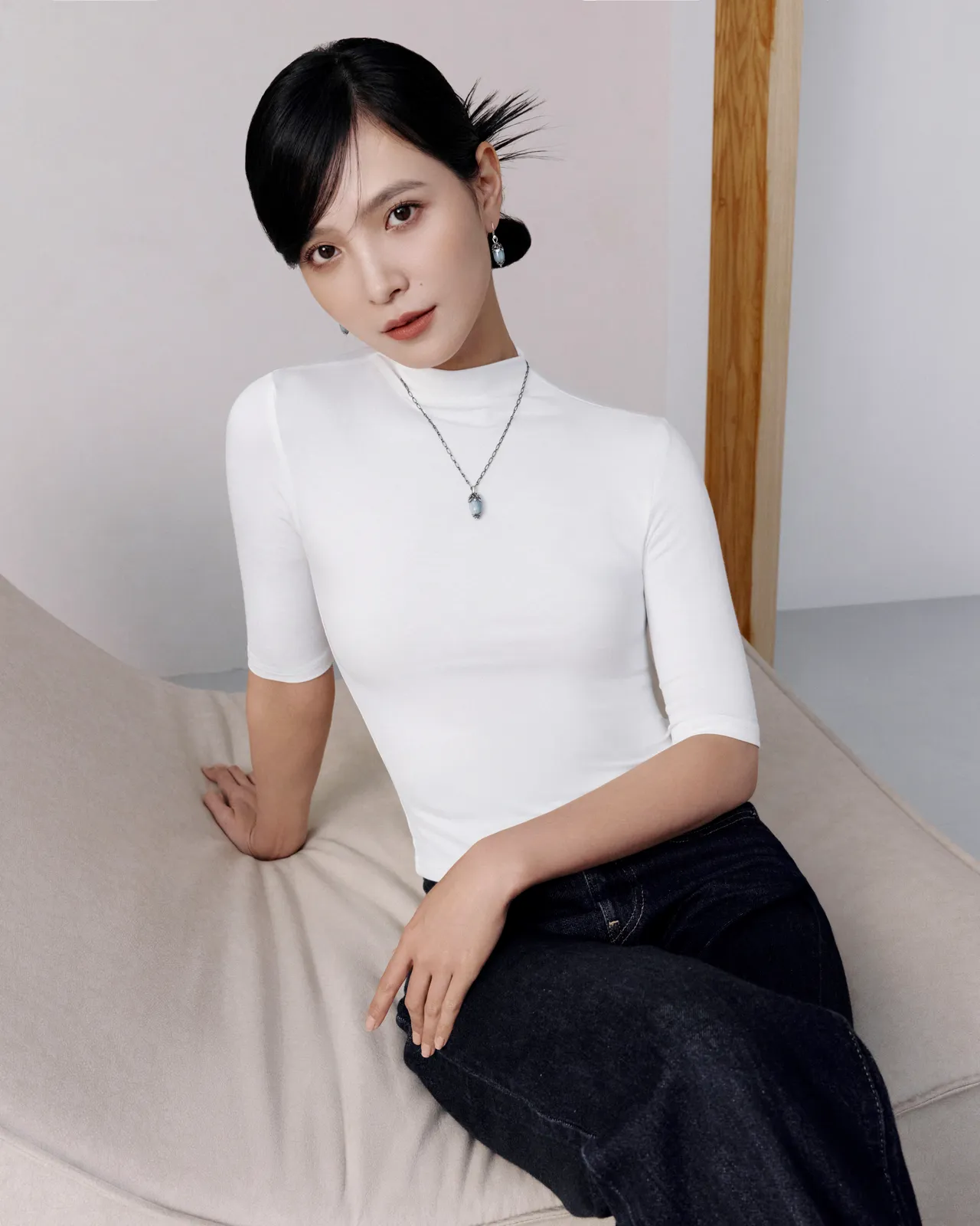 吴子霏演绎HERITAGE系列2026年度亚洲限定蓝石英纯银珠宝。品牌提供
