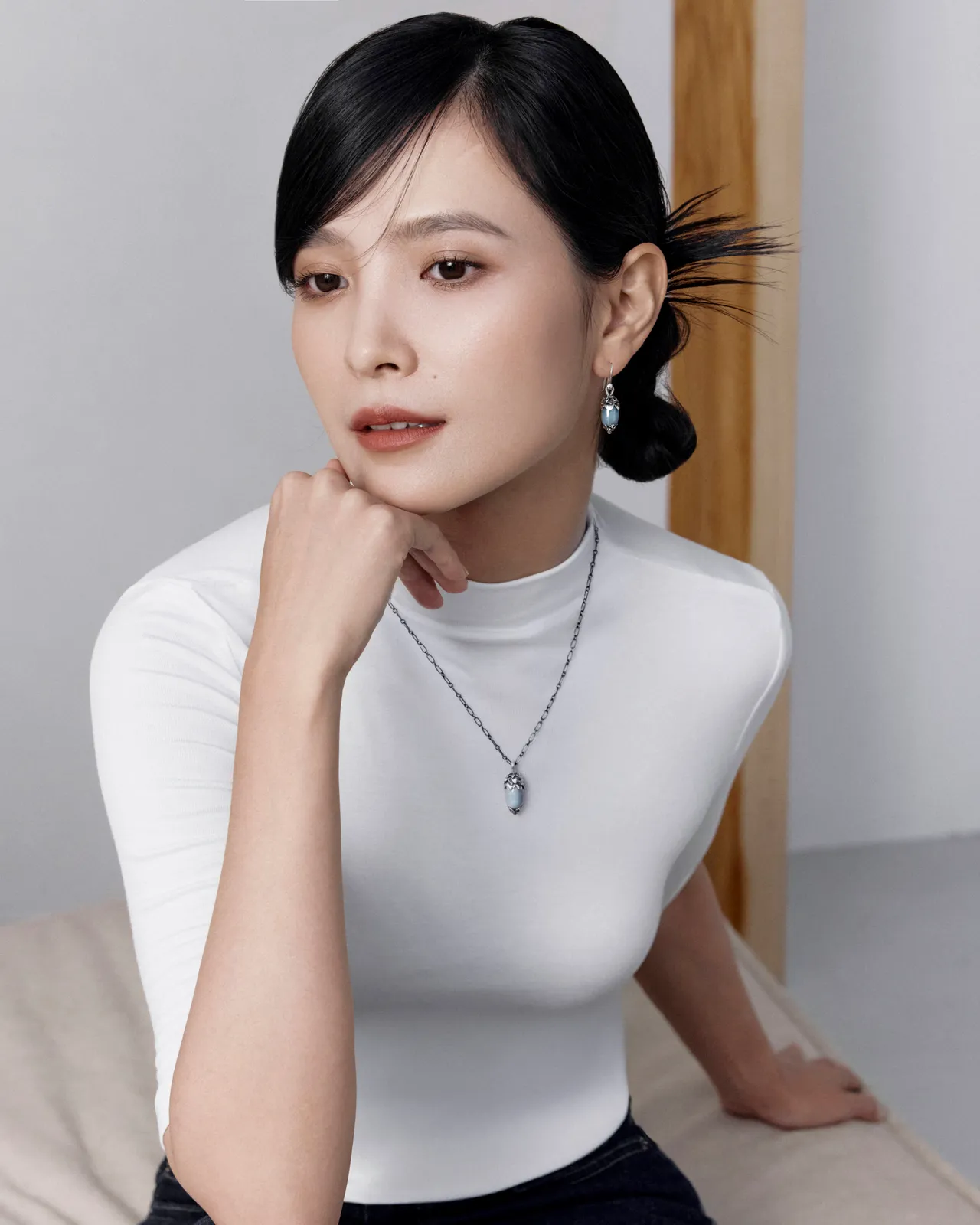 吴子霏演绎HERITAGE系列2026年度亚洲限定蓝石英纯银珠宝。品牌提供