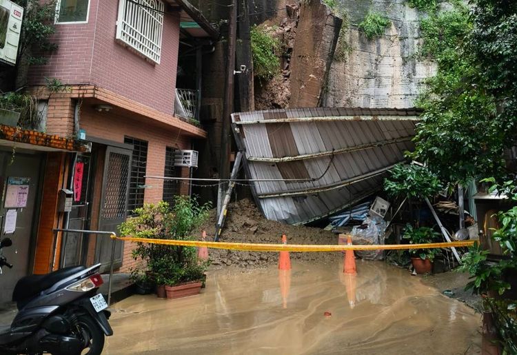 北台灣連日豪雨 新店土石滑落壓民宅!昨晚已撤離91人