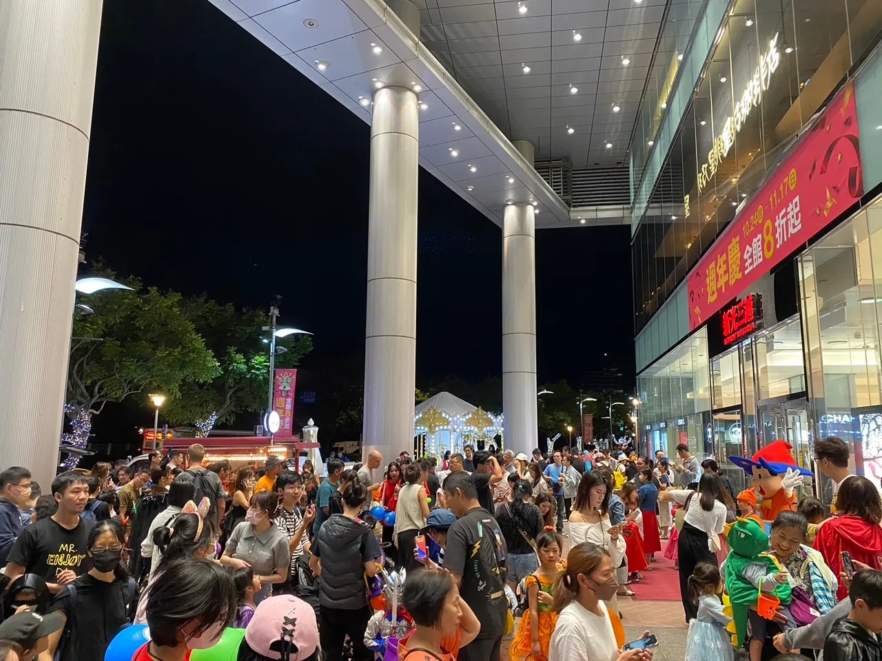 「天母搞什么鬼」万圣节嘉年华,今、明两日登场,活动结合街头踩街、市集等。翻摄自天母商圈脸书