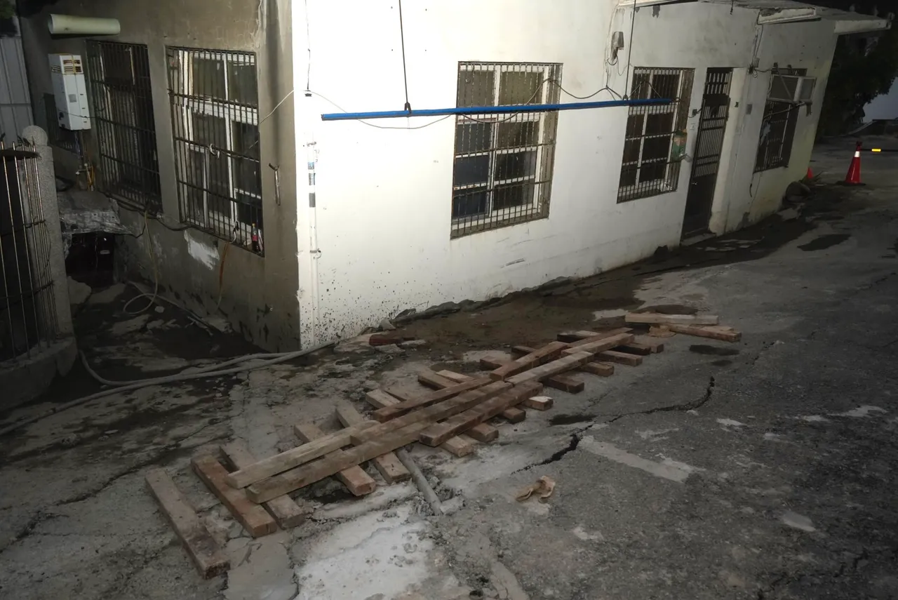 邻近住家倾斜。新竹市府提供