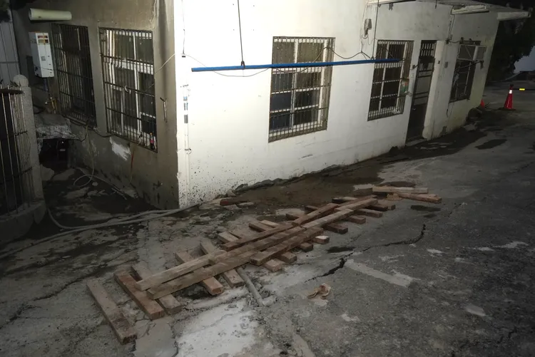 鄰近住家傾斜。新竹市府提供