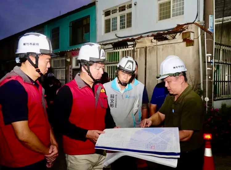 邱臣遠(左二)率員前往現場勘察。新竹市府提供