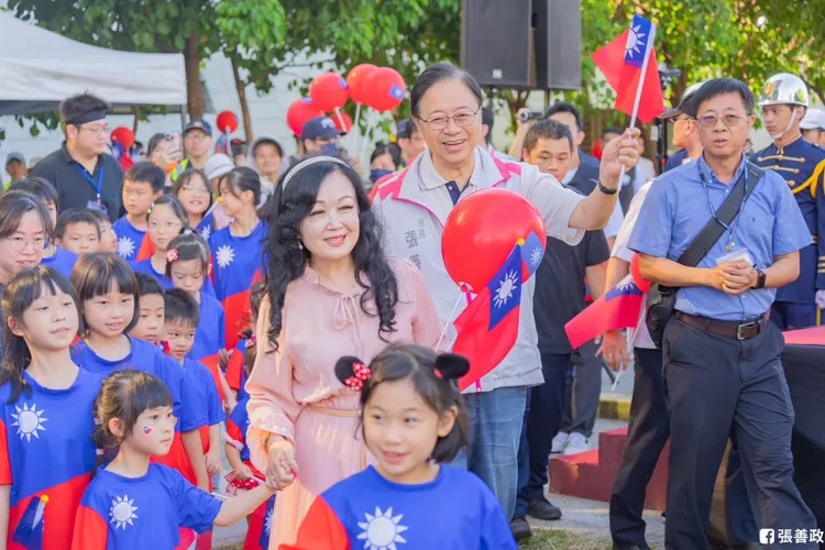 張善政偕夫人參加國慶升旗典禮。翻攝張善政臉書