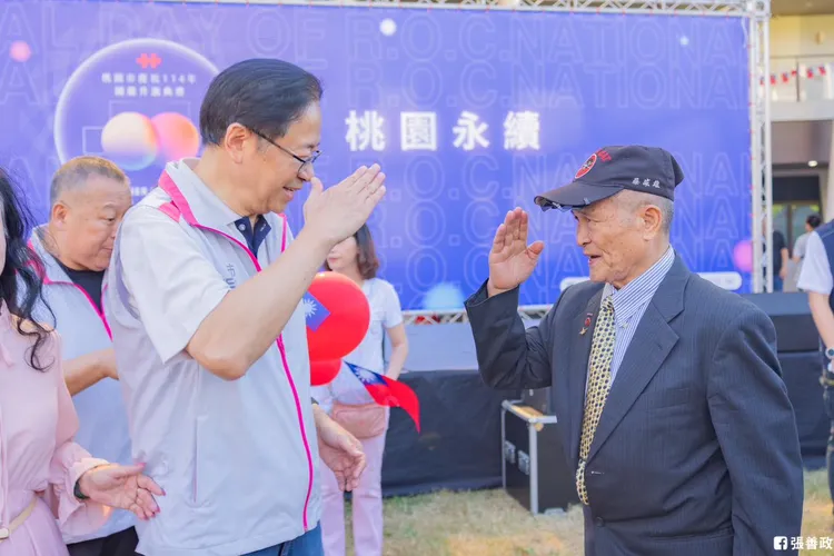 向老兵致敬。翻攝張善政臉書