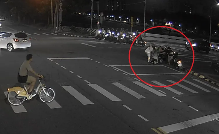 賴男騎特製三輪車行經路口，後輪捲進帆布而導致「刁掐」，民眾協助並報警求援。翻攝畫面