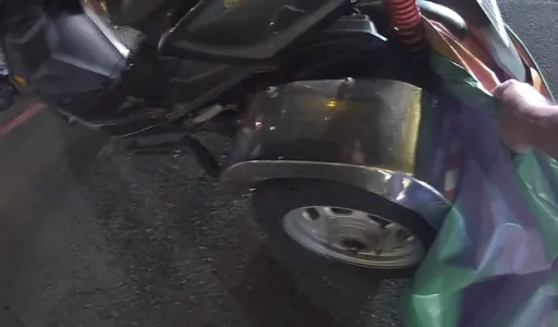 车轮卷进帆布「刁掐」 警民合作迅速排除!