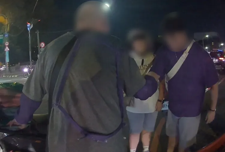 賴男騎特製三輪車行經路口，後輪捲進帆布而導致「刁掐」，民眾協助並報警求援。翻攝畫面