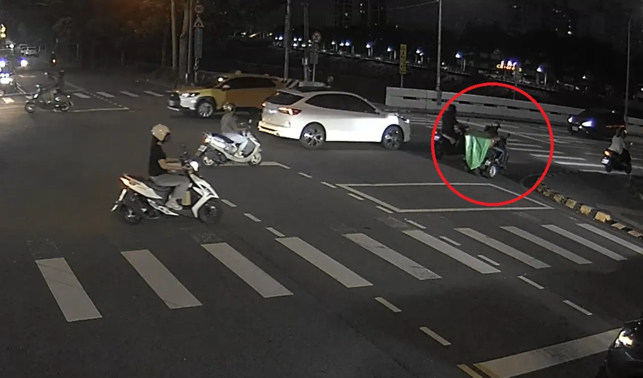 赖男骑特制三轮车行经路口,后轮卷进帆布而导致「刁掐」,民众协助并报警求援。翻摄画面
