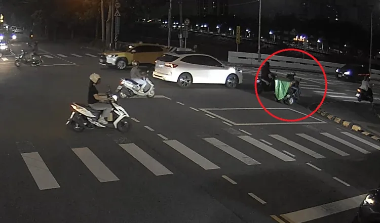 賴男騎特製三輪車行經路口，後輪捲進帆布而導致「刁掐」，民眾協助並報警求援。翻攝畫面