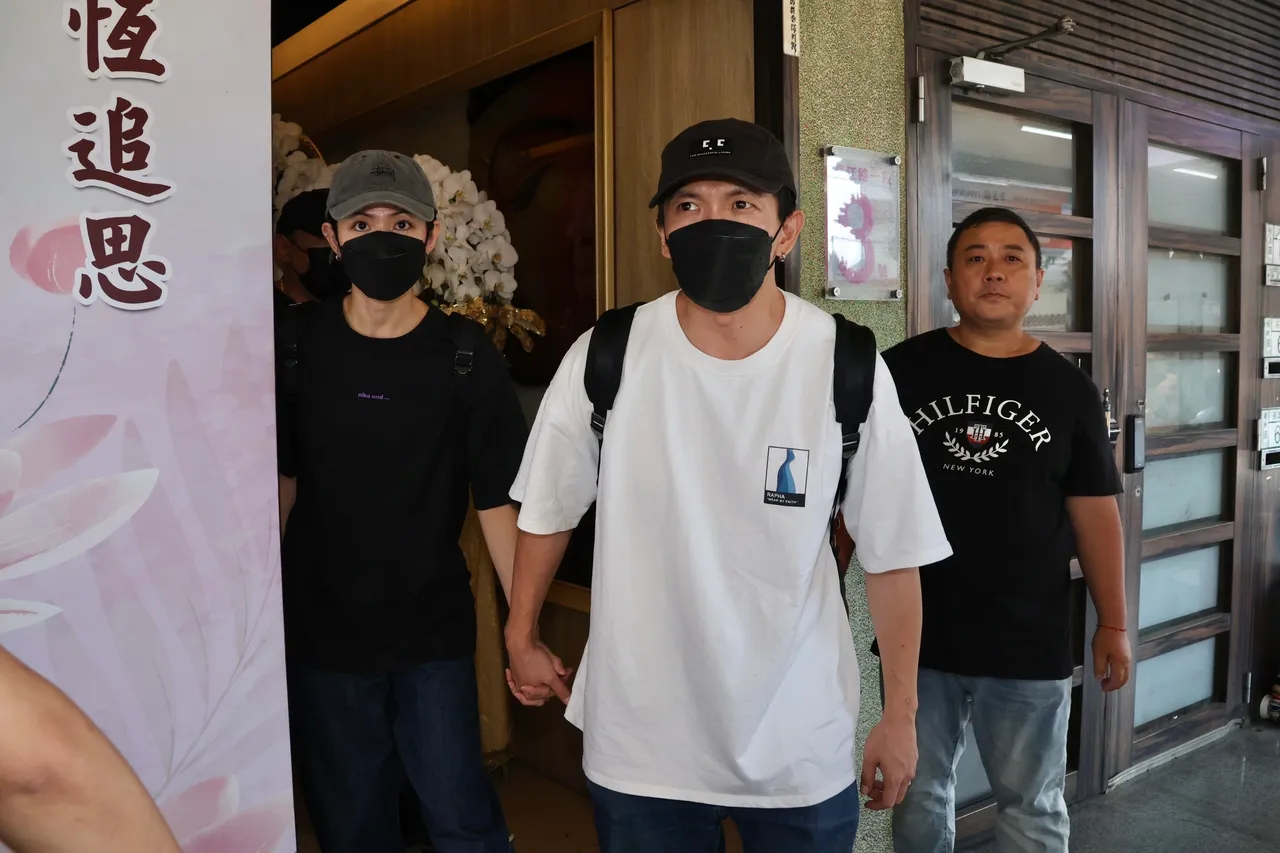 李千娜(左)與黃尚禾在顏正國靈堂開放最後一天,仍到現場表示哀悼。莊宗達攝