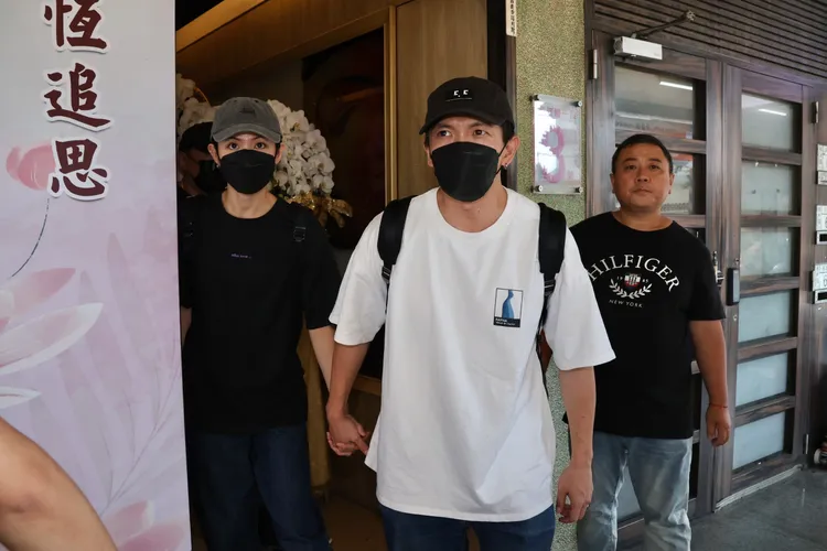 李千娜（左）與黃尚禾在顏正國靈堂開放最後一天，仍到現場表示哀悼。莊宗達攝