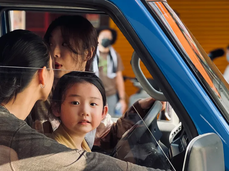 《左撇子女孩》的故事從蔡淑臻飾演的媽媽帶領兩個女兒從鄉下搬到台北開始。資料照、光年映畫提供