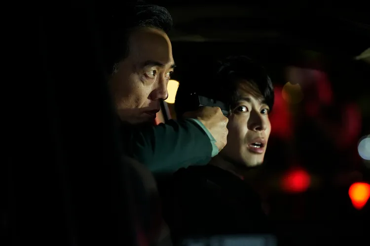 侯彥西（右）遭單承矩挾持。牽猴子提供