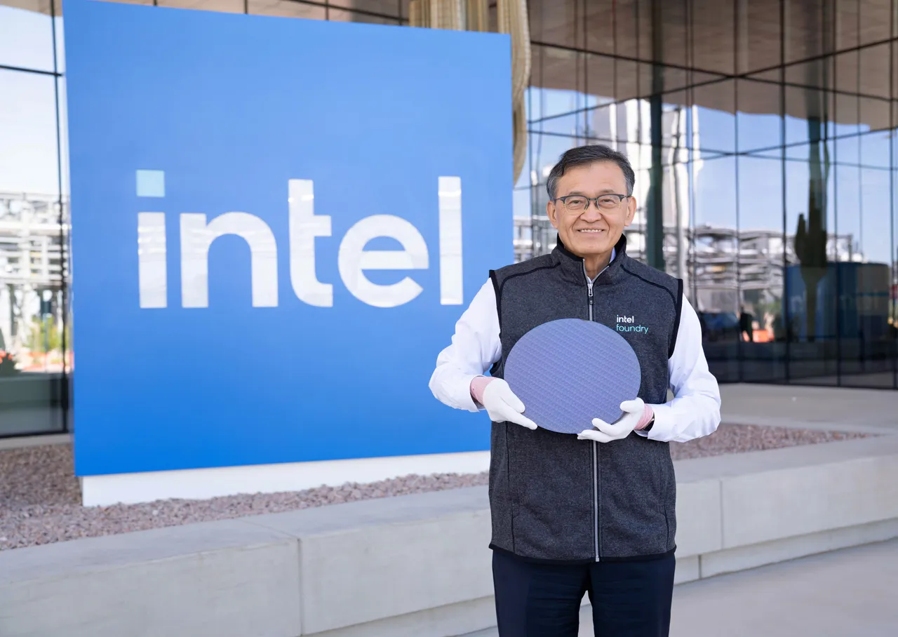 英特尔执行长陈立武在英特尔亚利桑那州钱德勒市Ocotillo园区,手持Intel Core Ultra(系列3)(代号Panther Lake)的CPU tiles的晶圆。英特尔提供
