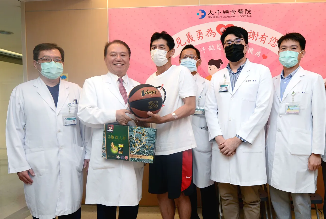 院方知道林先生愛運動,特別送他一顆籃球。民眾提供