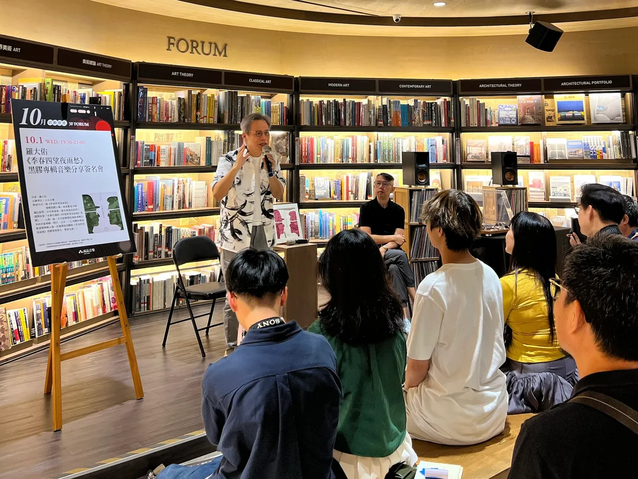 罗大佑昨举办黑胶专辑音乐分享暨签名会,现场与上百名粉丝近距离互动。大右音乐提供