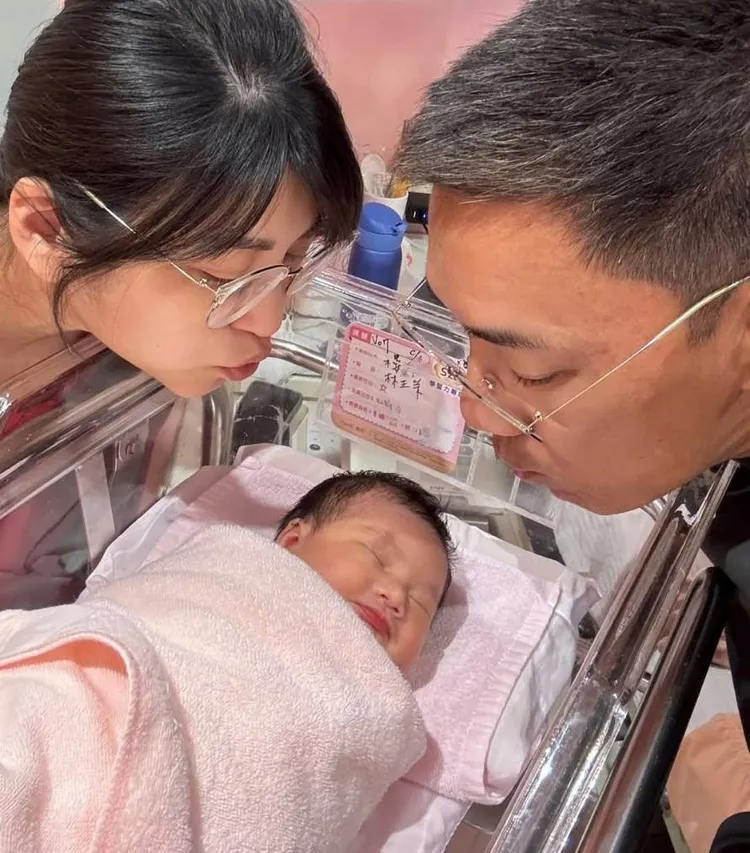 樓心潼（左）和圈外老公開心迎接二寶女兒的到來。翻攝樓心潼臉書