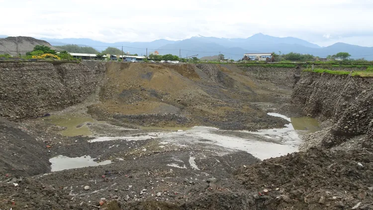 美濃大峽谷遭盜採砂石，回填廢棄物。翻攝照片