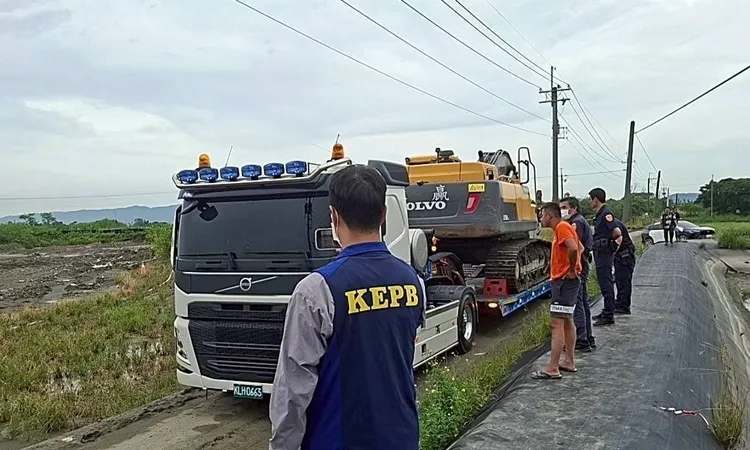 高市府日前稽查農地盜採砂石。經發局提供