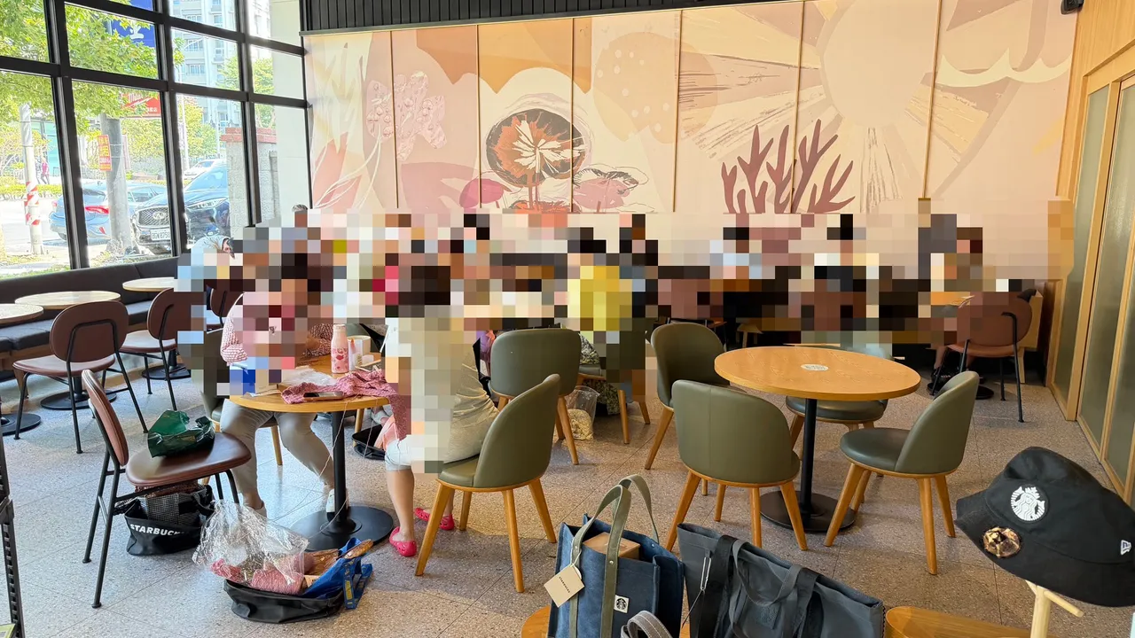国中生吃麦当劳的星巴克今日中午12点用餐喝咖啡者众多,但每个人都按照规定,未携带外食入内。曾佳俊摄