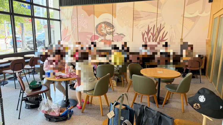 國中生吃麥當勞的星巴克今日中午12點用餐喝咖啡者眾多，但每個人都按照規定，未攜帶外食入內。曾佳俊攝