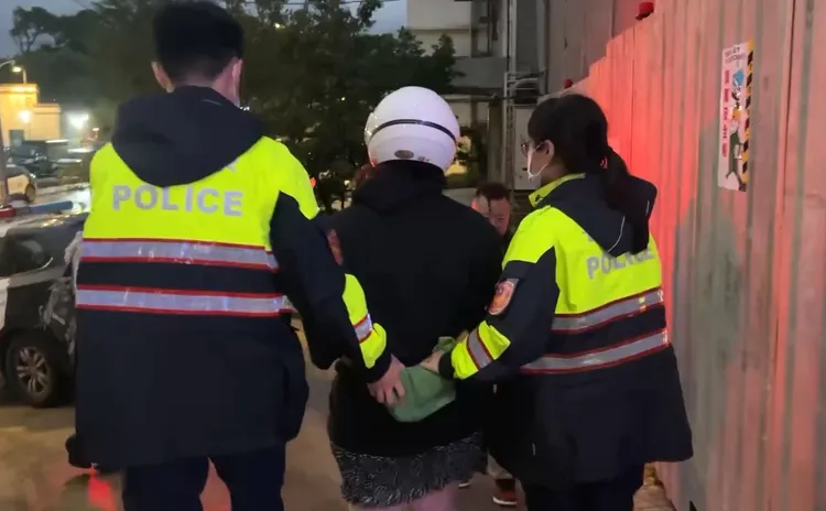 陸女遭警方逮捕，依殺人罪嫌送辦。翻攝畫面