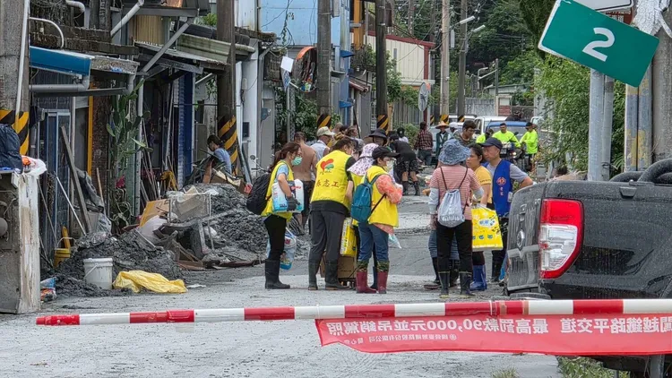 國泰志工用實際行動與政府單位攜手為災區注入希望與力量。國泰金控提供