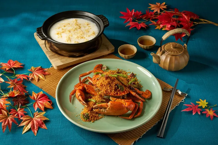 「避風塘辣炒沙公 · 瑤柱生滾粥」撥開蟹殼沾上蒜酥，同時入口，海味與蒜香瞬間交融，佐以瑤柱熬製的生滾粥收尾，將奔放香氣凝聚於溫潤口感之中。瀚寓酒店提供