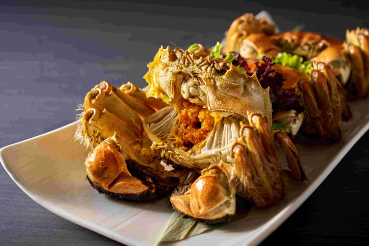 享用十人筵席的賓客，每人可獨享一隻清蒸大閘蟹，以最純粹的方式品味秋蟹精華。瀚寓酒店提供