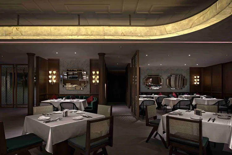 在弈夢紅樓摩登復古的氛圍裡享用「紅樓蟹逅」四人套餐，恍若置身三〇年代的上海酒樓，舉杯談笑間暢享秋蟹盛景。瀚寓酒店提供