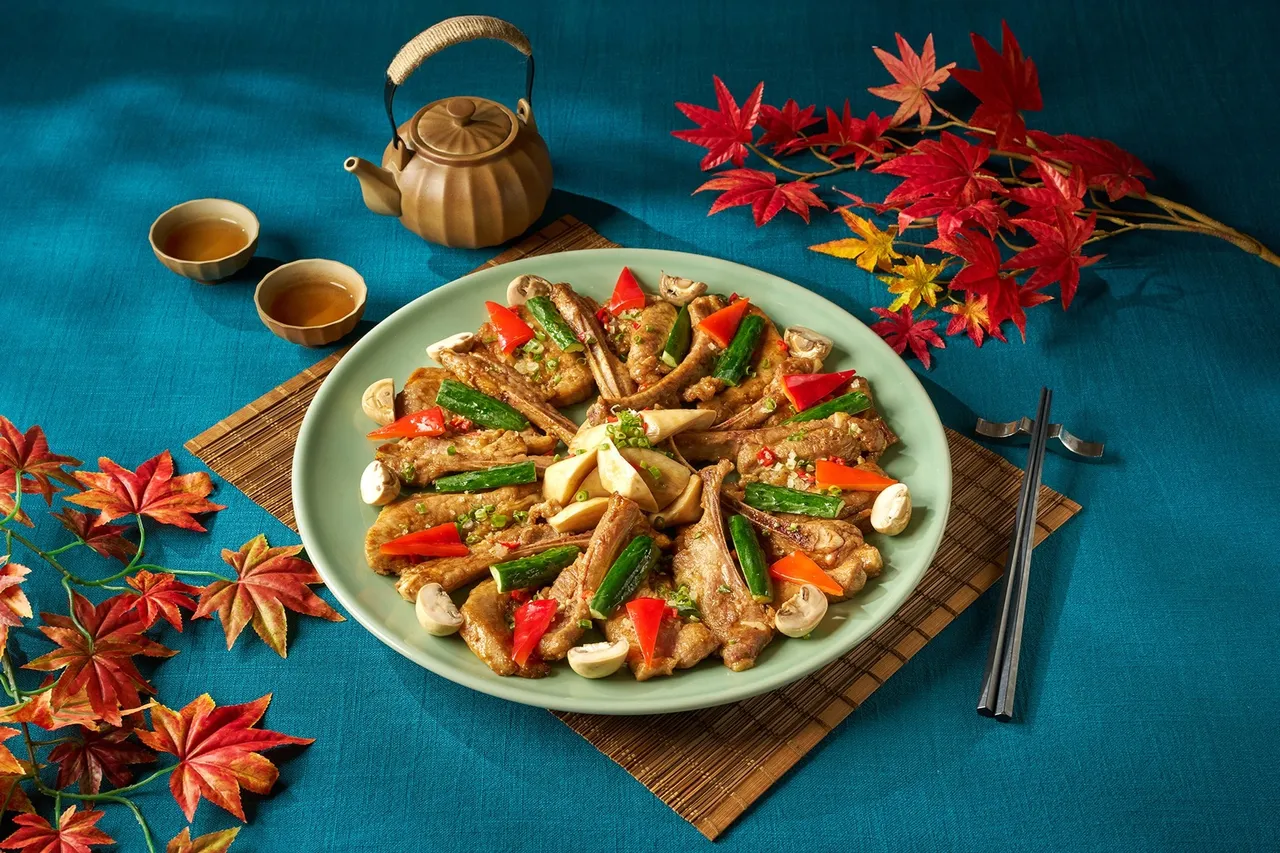 十人筵席再加码「喼汁野菌豚肋排」,严选黑毛猪带骨里肌,以香辛料腌渍入味后煎烤至表皮微脆,再佐特调酱汁,带来鲜嫩弹牙的丰富口感。瀚寓酒店提供