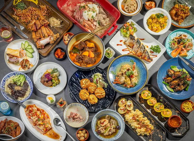 「鳳凰食號」以多國料理與創意早午餐概念打造豐盛饗宴，旅展期間平日單人早午餐券原價759元，優惠價每張550元，再享買十送一，輕鬆入手悠閒的早午餐時光。台中鳳凰酒店提供