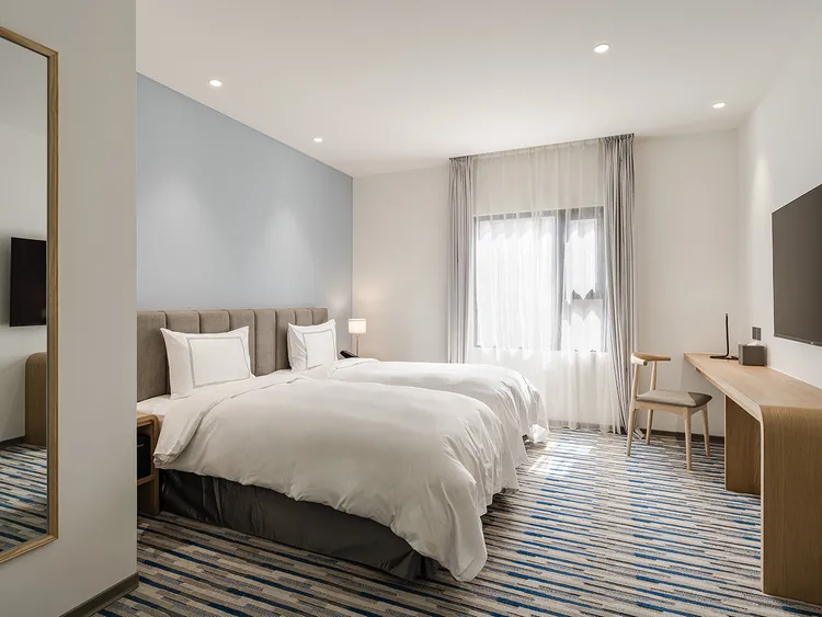 台中鳳凰酒店以簡約明亮設計營造舒適入住體驗。旅展期間平日一泊一食住宿券原價7260元，限時優惠僅2666元，下殺3.7折，輕鬆享受質感假期。台中鳳凰酒店提供