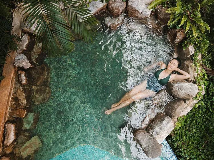 豐富多樣的水療設施帶來全方位身心放鬆體驗。旅展期間平日SPA泡湯通用券六張組原價6000元，優惠價2988元，平均每張不到500元即可自在暢享溫泉療癒時光。長榮鳳凰酒店（礁溪）提供