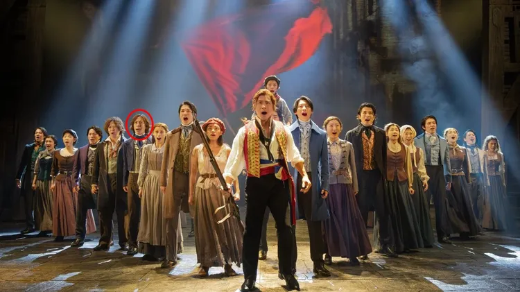 島崎伸作（紅圈處）演出音樂劇《悲慘世界》。翻攝東寶演劇部X