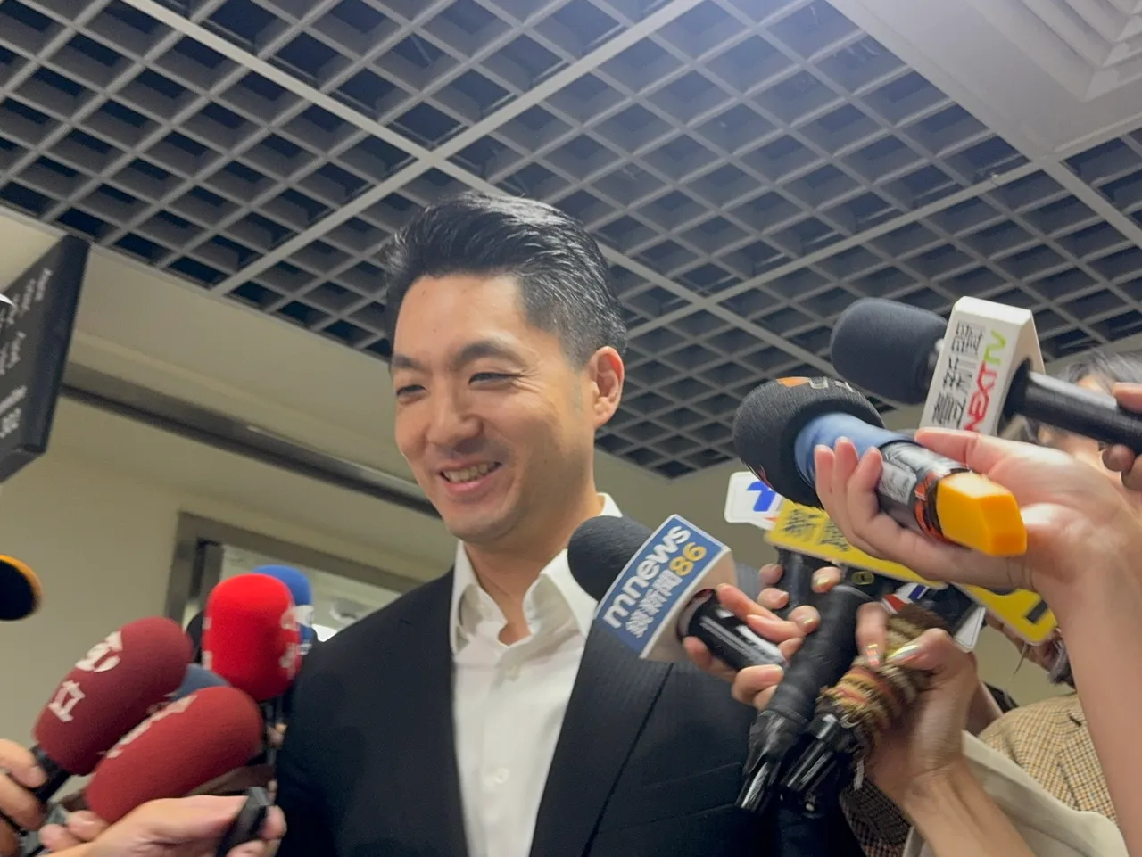 蒋万安率市府团队赴议会,向民众党团与新党团报告重大议案进度。张彩茜摄