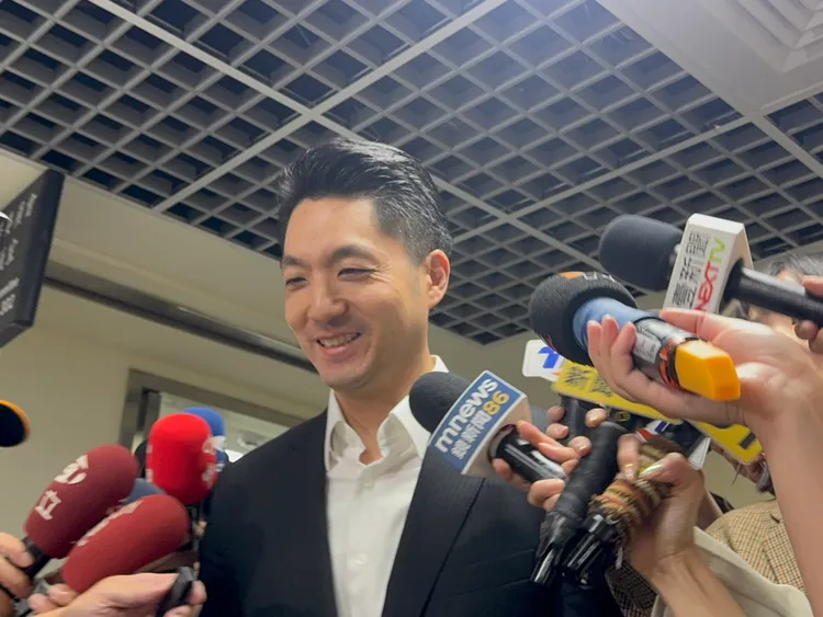 蔣萬安率市府團隊赴議會，向民眾黨團與新黨團報告重大議案進度。張綵茜攝