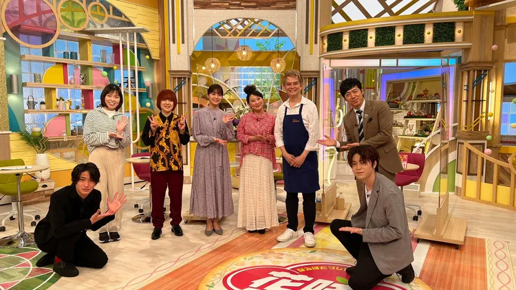 李承泰（右三）曾上日本節目介紹台灣鹽酥雞。翻攝李承泰臉書