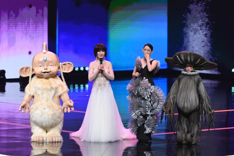 潘迎紫（左二）昨擔任金鐘60頒獎嘉賓，主持人曾寶儀（右二）、《浴火鳳凰》嘟嘟（左）、《靈山神箭》靈芝草人一起壯聲勢。三立電視提供