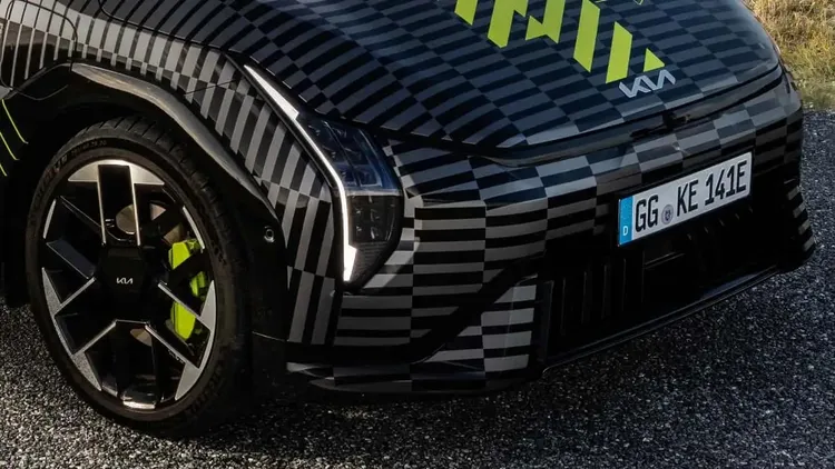 从Kia EV4 GT的伪装原型车照片来看,虽然车身大致沿用EV4基本轮廓,但在细节上已见明显运动化升级。原厂照片