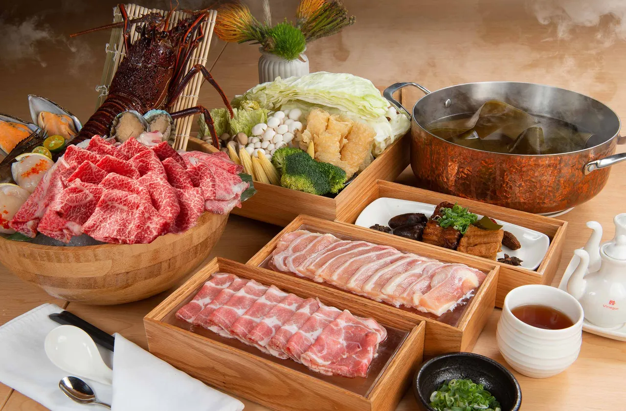 一泊二食住宿券套券组合买五送一平均每张8750 元,持券可享两客丰盛早餐与精致晚餐,晚餐选择有:蕴式海陆极鲜锅/浓白蒜香全鸡鲜牛锅/粤旬艺蕴藏套餐等,亦可选择等值餐饮抵用金,让味蕾也能一同沉浸在奢华假期中。蕴泉庄提供