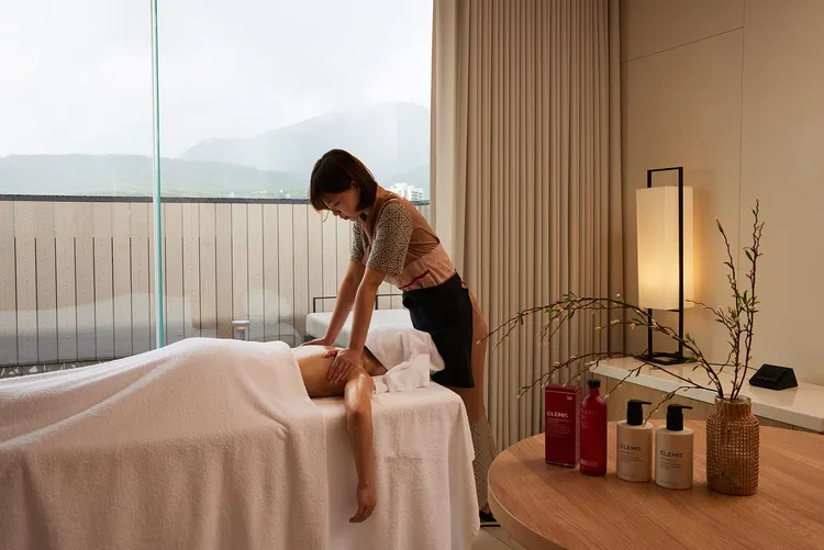 專為犒賞身心設計的20坪湯屋結合60分鐘Sanatio SPA身體舒壓方案，透過買十送一，平均每張以46折的優惠價3545 元登場，讓旅客徹底放鬆。蘊泉庄提供