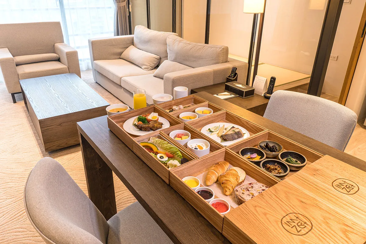 专属蕴木盒早餐由服务人员亲送至房内,轻松坐拥晨间时光,细细品味料理的温度与香气。蕴泉庄提供