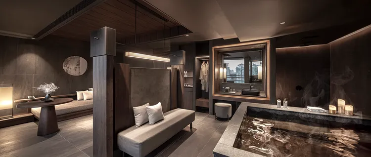 最受歡迎的18坪蘊沐閣「月、星、雲、露」湯屋，買五送一的套券平均每張僅2000 元，享受45折優惠，再加贈精緻下午茶一套。蘊泉庄提供