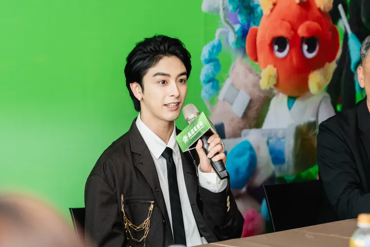 新原泰祐被自己帥到。高雄電影節提供